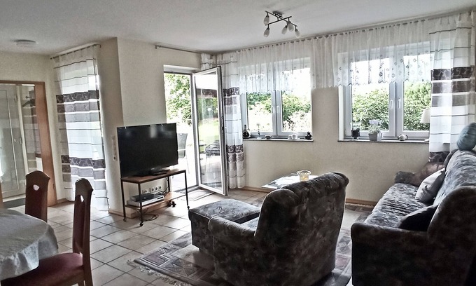 Bendorf Apartment | Schöne Ferienwohnung mit Küche, Wohnzimmer, 2 Schlafzimmer, Terrasse und Garten
