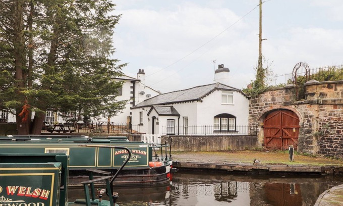 Trevor House | SCOTCH HALL COTTAGE, pet friendly, with a garden in Trevor