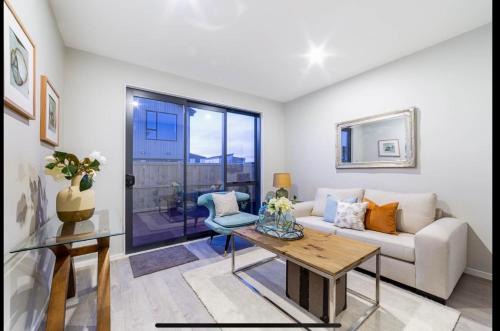 Hobsonville House | Scott point private entry flat offers the entire living room, bedroom and ensuite, parking available
