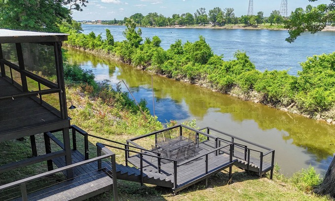 Counce House | Screened Patio on Pickwick River- Boat & RV Parking, Fishing Pier- Dogs allowedn