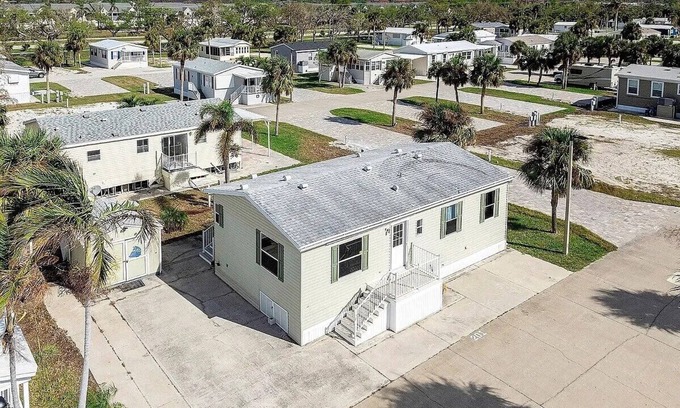 Fort Myers Beach House | Sea La Vie-Sanibel Gateway Resort Home 2 BR 2 Bath Home close to 3 beaches