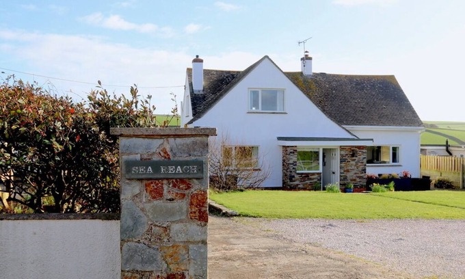 Thurlestone House | Sea Reach, Thurlestone in South Devon, sleeps 8, sea views and beaches close by