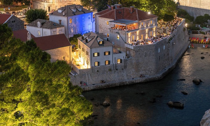 Pile House | Sea Rocks Residence