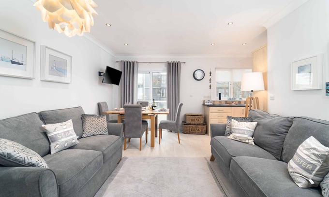St Ives Apartment | Sea Shells – Sleeps Four – Balcony – Parking – Dog Friendly
