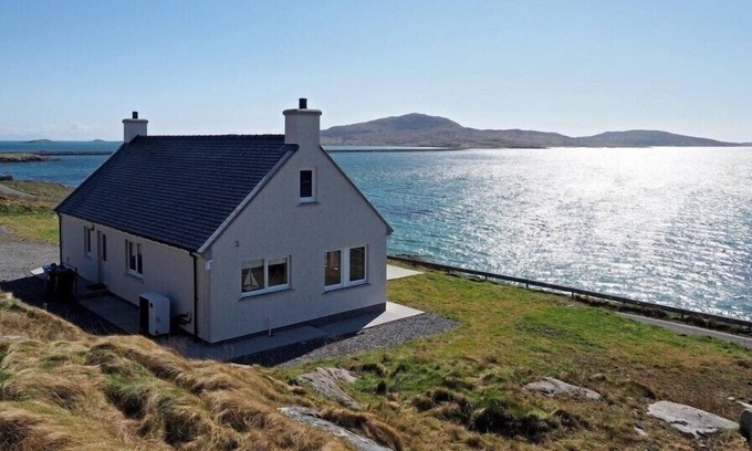Aisgernis Cottage | SEA SPRAY COTTAGE, family friendly in Daliburgh, Isle Of South Uist
