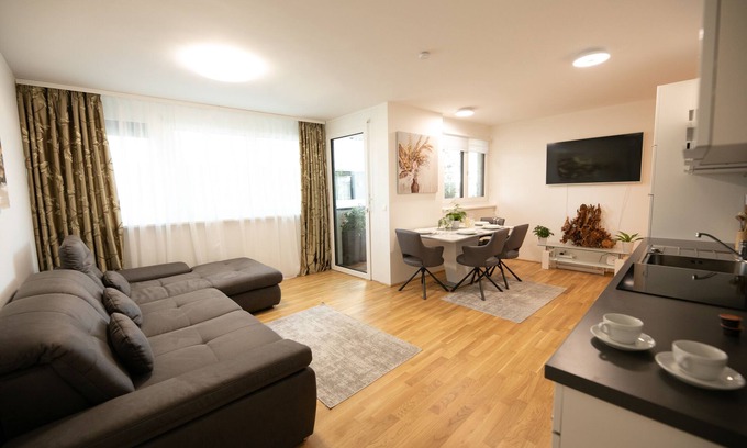Kaisermuhlen Apartment | Sea View, 1-5 min from U1 Subway, Old Danube, VIC, ACV, Shoppingmall, DanubePark