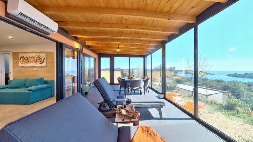 Cove Murtar House | Sea view Orange by Vellaris, Luxury Mobile Home