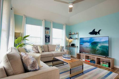 Surfside Beach House | Seabreeze Sueños ※ Surfside Abode a Walk to Beach