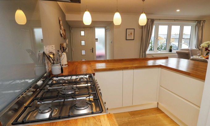 Selsey House | SEAFARER'S REST, pet friendly, country holiday cottage in Selsey