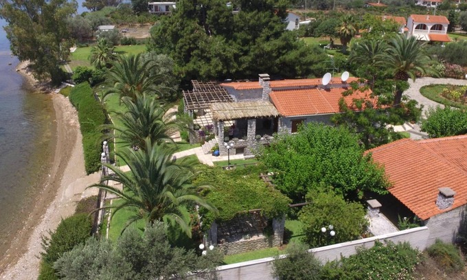 Eretria Villa | Seafront Luxury Villa w/3-en/suite BR & BBQ