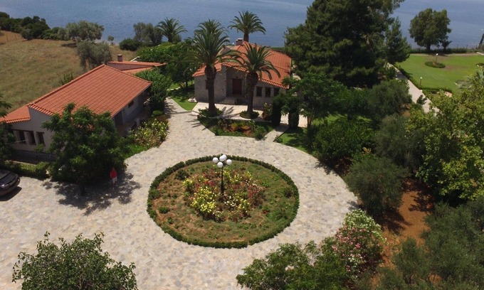 Eretria Villa | Seafront Luxury Villa w/5-en/suite BR & BBQ