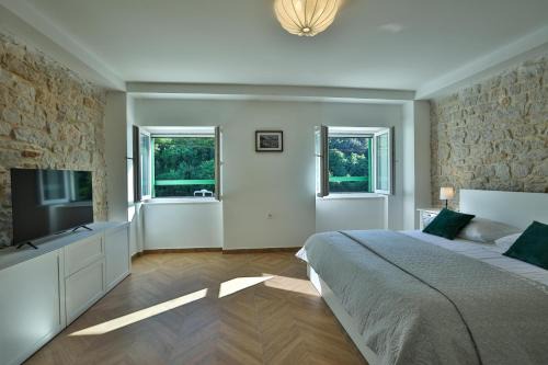 Novigrad Villa | Seafront Stone House Sajbel