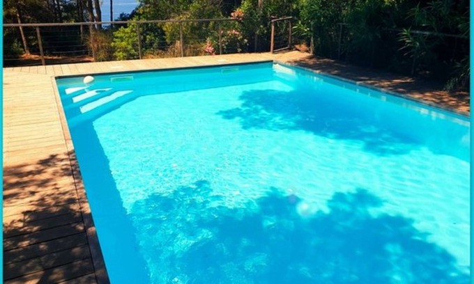 Six-Fours-les-Plages Villa | Seafront with direct beach access and private heated pool in a green setting