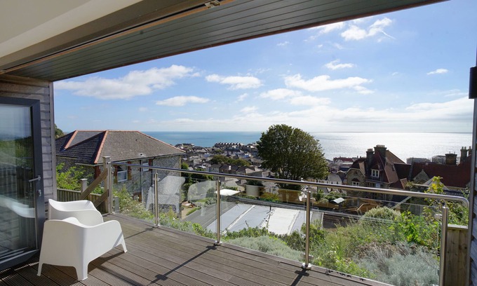 Ventnor House | Seagrass - Dog Friendly-Hot Tub-Sea Views-Sleeps 4