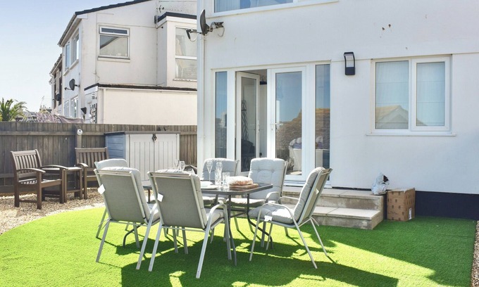 Brixham Cabin | Seagulls view is a modern 3 bedroom house sleeping up to 5 guests.