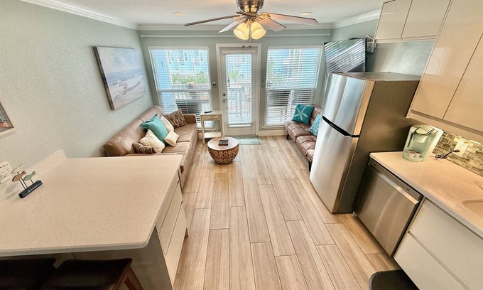 Galveston Condo | Seascape 2202 The Seashell Pearl Beachfront Condo Gulf Views Pool Hottubs Netflx