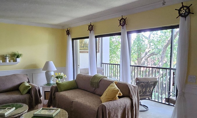 Jupiter Condo | Seaside condo in Jupiter with private views and steps to the beach.