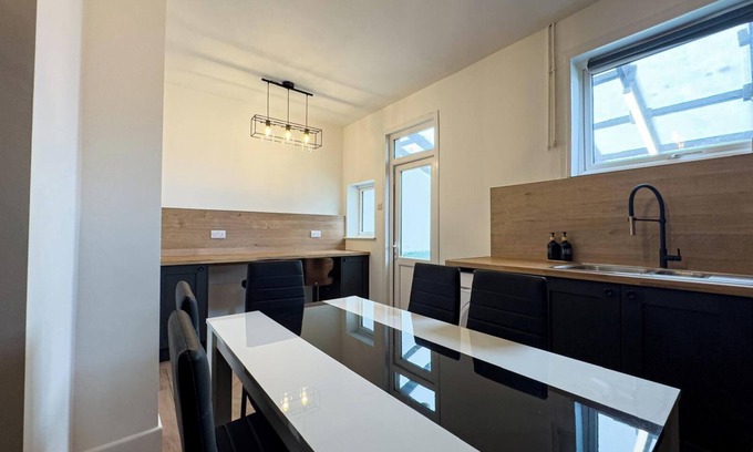 Southend-on-Sea Apartment | Seaside Haven Retreat - 3 Bed Apartment