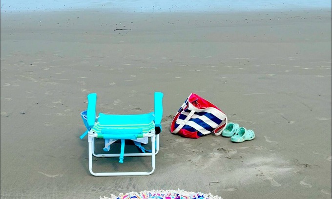 Hampton House | Seaside retreat: Steps to beach, board walk. 3 car parking, deck, BBQ.