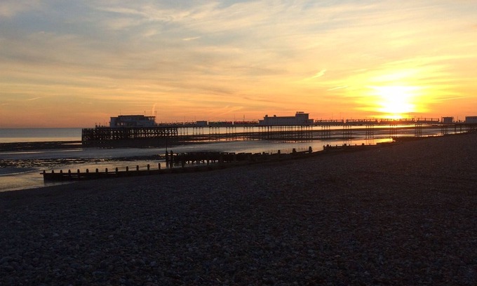 Lancing House | Seaside self contained Apartment, park on drive