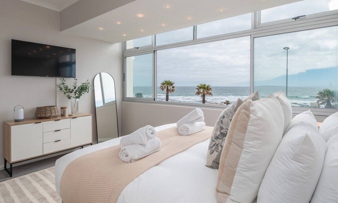 Mouille Point Apartment | Seaside Studio in Mouille Point