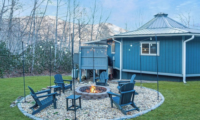 Maggie Valley Cottage | Seasonal Mountain View! Hot Tub, Fire Pit, Wifi, Arcade, Foosball, Dogs OK!
