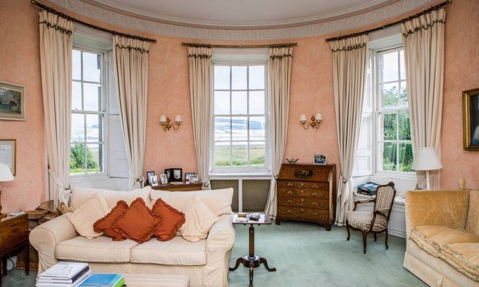 Glenisla Apartment | Seasyde House - The Admiral Duncan Room