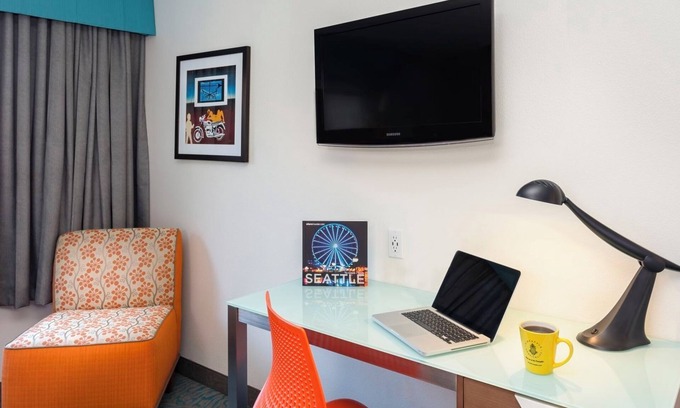 University District Hotel | Seattle Retreat for Perfect for Family Stay | Seasonal Pool Access