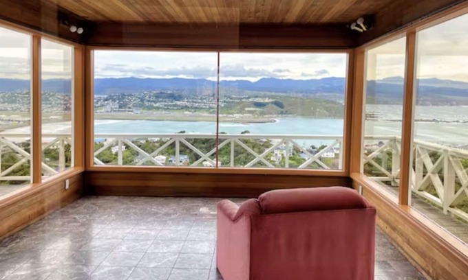 Wellington House | seaview, big, 10 mins to airport