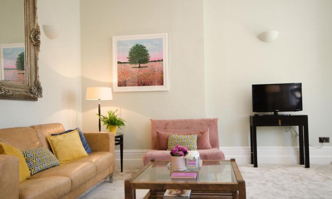 Hove Apartment | Seaview Mansion Apartment - Central Hove with PARKING