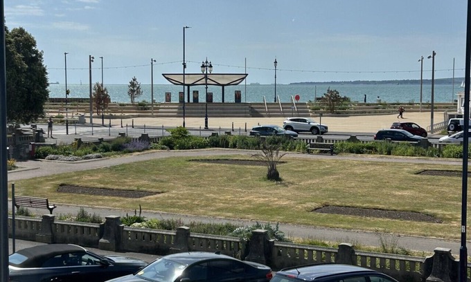Southsea Apartment | Seaview Retreat & Private Parking