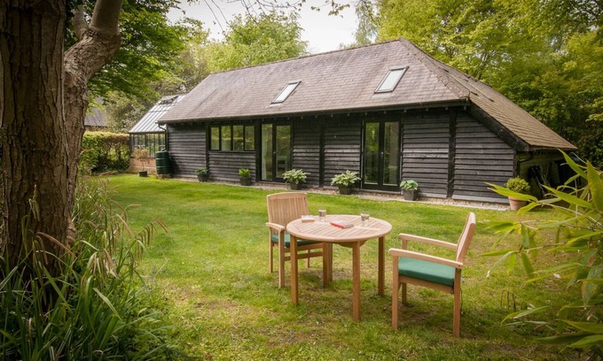 Bottlesford Cottage | Secluded rural cottage with private garden, 15 mins to pub and cafe