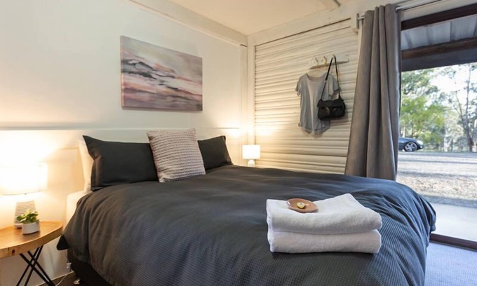 Pokolbin Hotel | Secluded 3BR Cabin in Palmers Lane Estate with Pool, Tennis, walk to Cellardoors