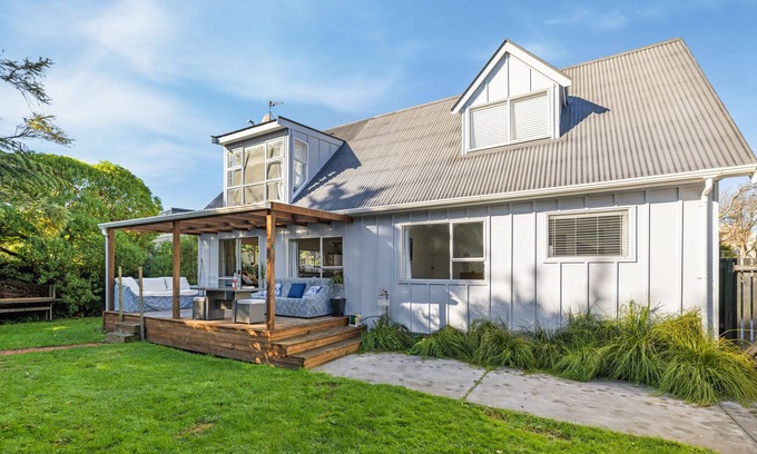 Christchurch House | Secluded Beach Haven - Christchurch Holiday Home