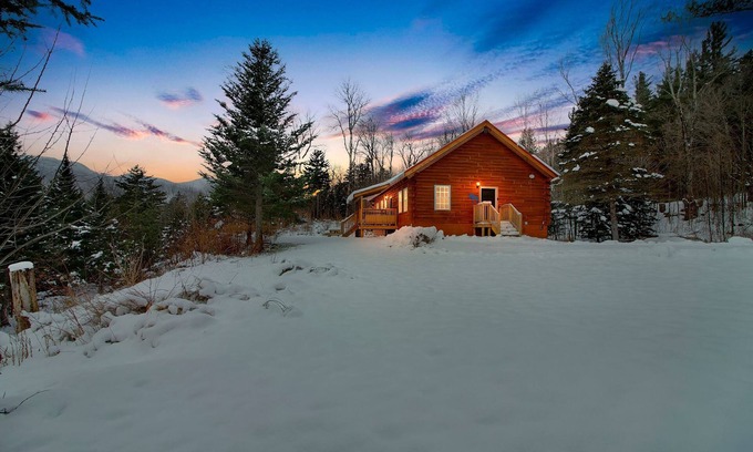 Warren Cabin | Secluded cabin close to Warren Falls w/porch