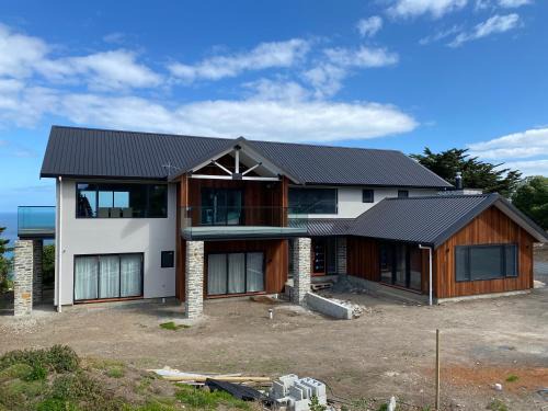 St. Clair Apartment | Secluded coastal comfort