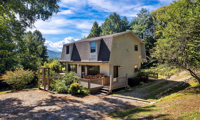 Townsend Cabin | Secluded fully renovated large cabin, with gorgeous mountain views, 5BD, 4BA