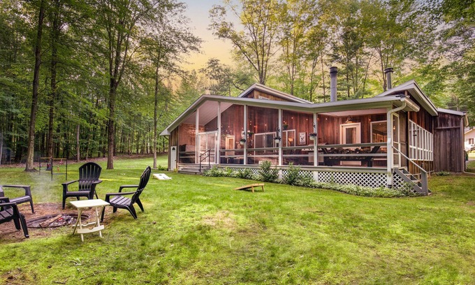 Canadian Lakes Cabin | Secluded getaway- Screened in porch with hot tub