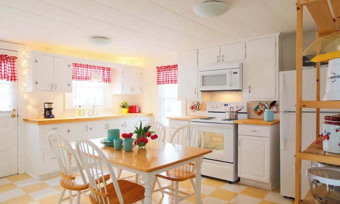 Kernersville House | Secluded Home 2BDR/1BATH KING & 2QUEEN Beds Sleeps 6 Long Term & Pets OK