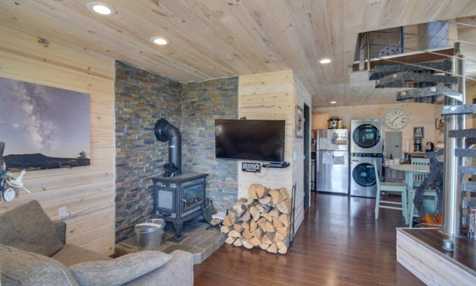 Stagetop House | Secluded Jefferson Cabin with Deck and Mountain Views!