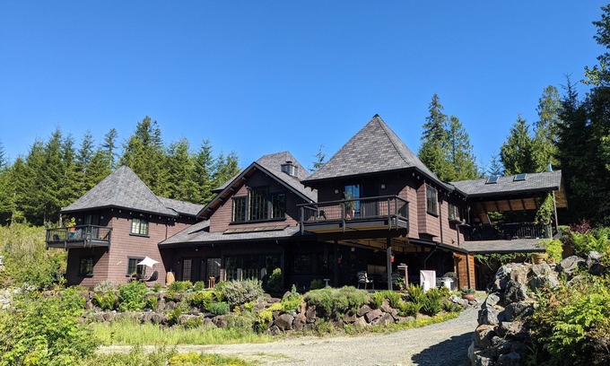 Sultan Apartment | Secluded lodge apt with hot tub in Cascade Mtn foothills Sultan Wash. Sleeps 4.