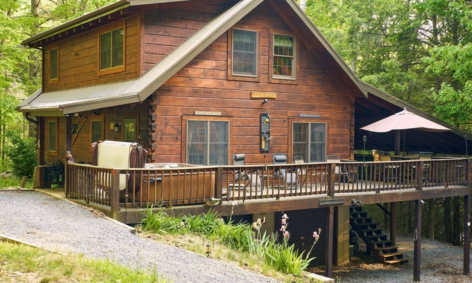 Cass Cabin | Secluded Log Home on 11 Forested Acres🌲 Jacuzzi🔥 Fire Pit🔥 Wood Stove🔥