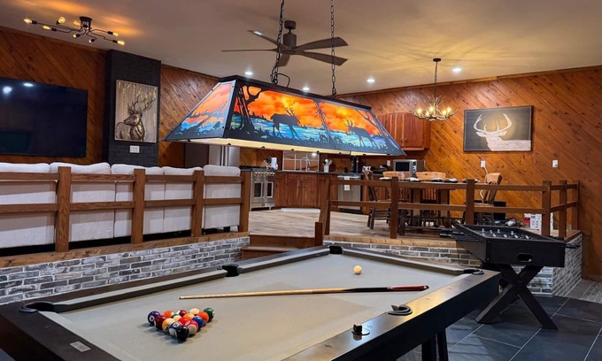 South Bloomingville Cabin | Secluded, Luxuriously Remodeled, Gaming, Hot Tub!