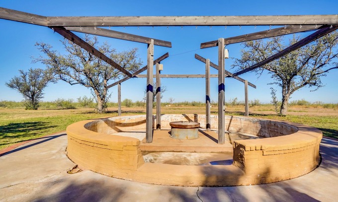 Odessa Cottage | Secluded Ranch w/Courtyard ~ 4 Mi to Odessa!