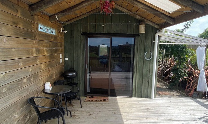 Nukuhou Cabin | Secluded Romantic Retreat – Stunning Views & Outdoor Bath