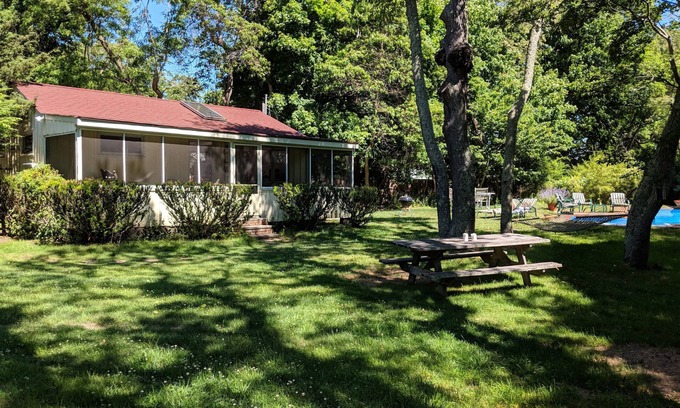Sag Harbor Cottage | SECLUDED SAG HARBOR COTTAGE w/HUGE POOL