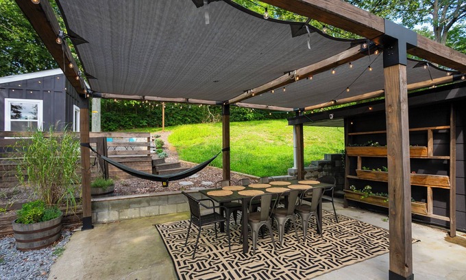 Dickerson Road House | Secluded, Spacious Retreat with Sports Field - Only 13 mins to Downtown!