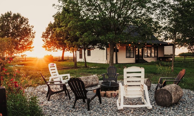 Gober Other | Secluded TX Ranch Retreat. Romantic Sunsets , Hot-tub, Pet-friendly & Gated!