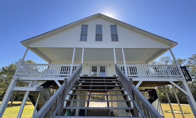 Shoreline Park House | Secluded Waterfront Home