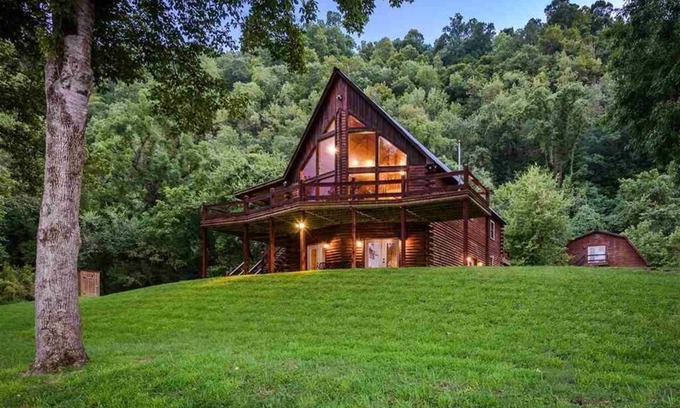 Norfork Cabin | SECLUDED WHITE RIVERFRONT CABIN -SLEEPS 2-10, GREAT FAMILY & FISHERMEN GETAWAY
